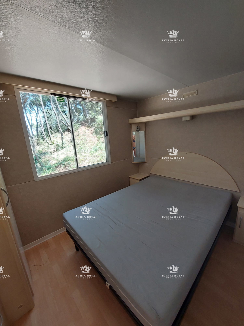 Dve urejeni parceli z mobilnimi hišicami – 30 sekund od plaže – vrhunska naložba v Istri